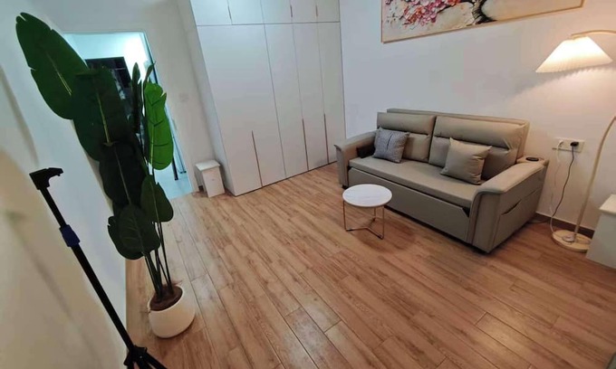 Changning Wohnung | Shanghai Gubei flat near line2 with private garden