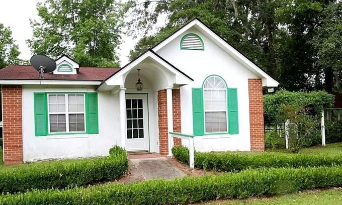 Midway Hütte | Quaint Cottage with Covered Dock on the Pond and Walking Trails in Georgia