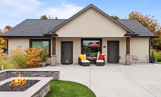 Walla Walla Hütte | Charming 1-bedroom cottage near downtown Walla Walla with FIRE PIT, HOT TUB