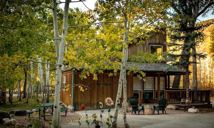 Salida Kabine | Secluded Getaway with Mountain Views along the Arkansas River in Colorado