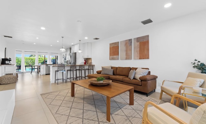 North Corals Haus | Spacious 4-bedroom house in wonderful Oakland Park with AC and heated pool