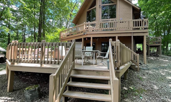 Leland Haus | Dells Chalet on the Lake