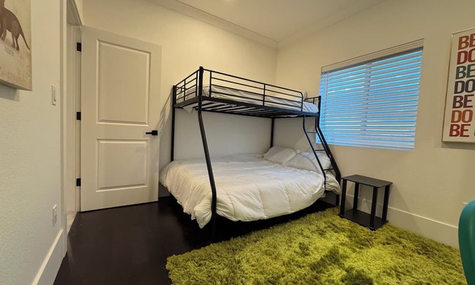 Pittsburg Haus | Charming and Spacious 4-bedroom house in Pittsburg with AC