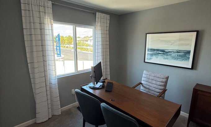 Lathrop Haus | Bright 4-bedroom house with AC in Lathrop