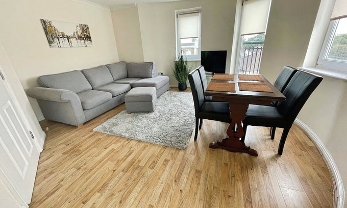 Havering Wohnung | Flat, 2 mins from Station, Free Private Parking