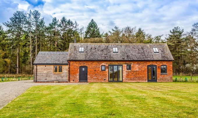 Whitchurch Hütte | JOHNSONS SMALLHOLDING, pet friendly, with a garden in Whitchurch