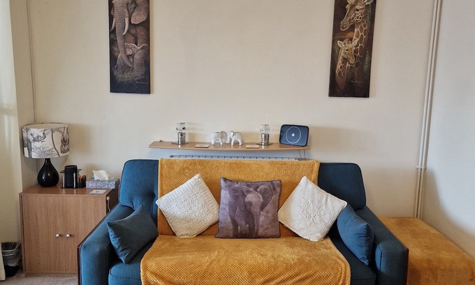 Wrexham Haus | Spacious 3 bed semi/Gamesroom/Drive/10mins to City/Pet friendly