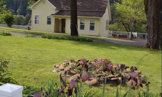 Salyer Haus | Charming 2-bedroom Cottage in serene Salyer; river access, beautiful views