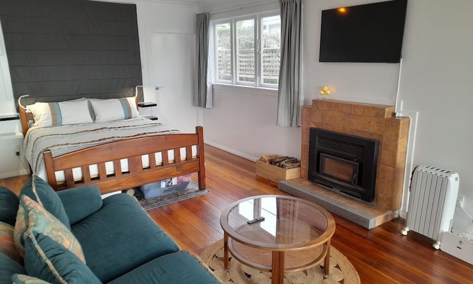Plimmerton Hütte | Absolute Beach Front, 25 mins from Wellington Sunset spa deck. Cosy Fire lounge.