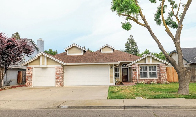 Turlock Haus | Spacious 4-Bedroom Retreat in a Quiet Neighborhood w/ 3-Car Garage