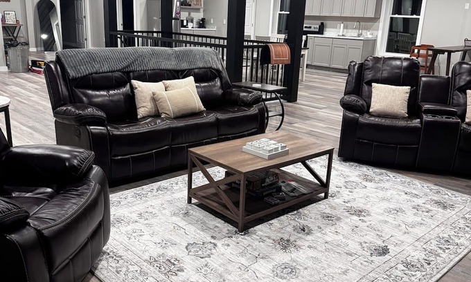 Kane Wohnung | BRAND NEW, SPACIOUS, FUN - The Wolves Den on Fraley