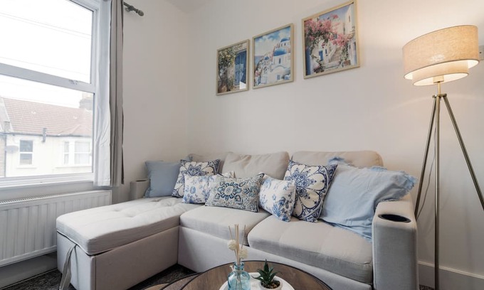 Grove Green Haus | Leyton Flat | Self Check In ! | 1 stop to Stratford - Westfield