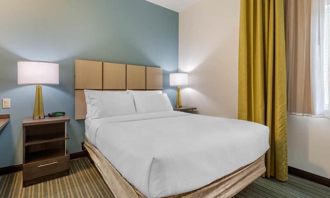 Biggar Hotel | Everything You Need For The Perfect Vacation! Pets Are Welcome, Free Parking!