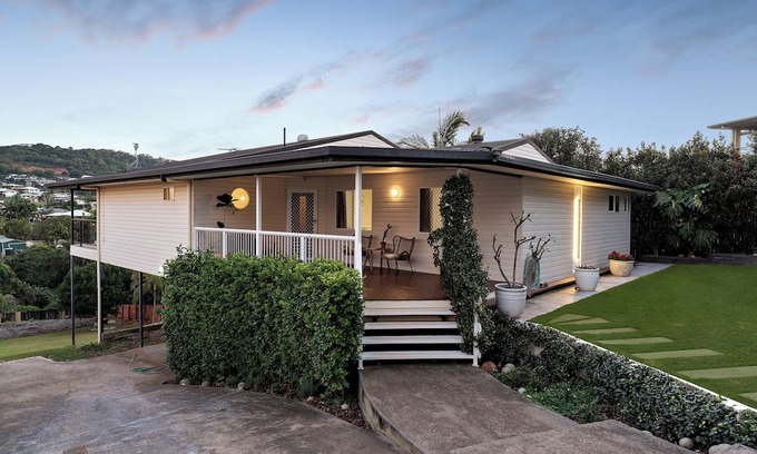 Pacific Heights Haus | The Coral Hideaway - coastal escape/ocean views