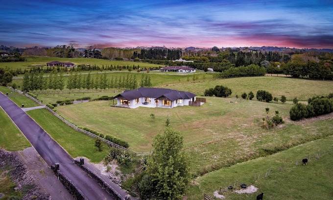 Dairy Flat Haus | Escape to Your Private 5-Acre Farm Lifestyle Paradise, 8 mins to Shops & Eatery