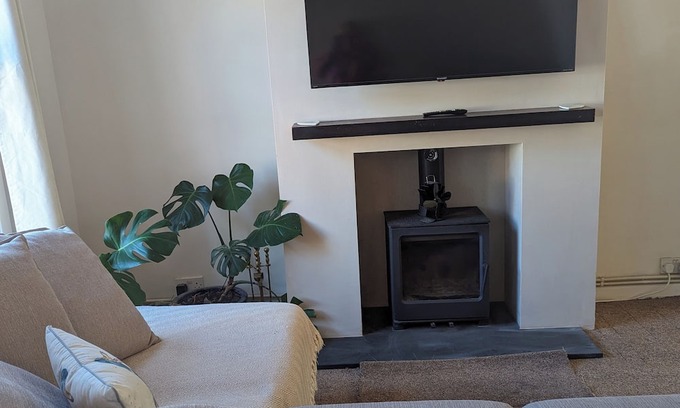 Walton on the Naze Hütte | Fab cottage local to all amenities and a 3min walk to beautiful sandy beaches.