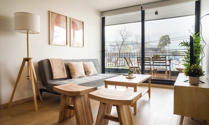 Apoquindo Wohnung | Stylish 2BR Haven for 5 in Lively Las Condes Oasis