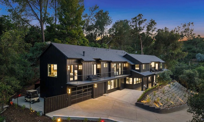 Los Angeles County Haus | Expansive Coldwater Estate: 8 BR, Pool, Pickleball