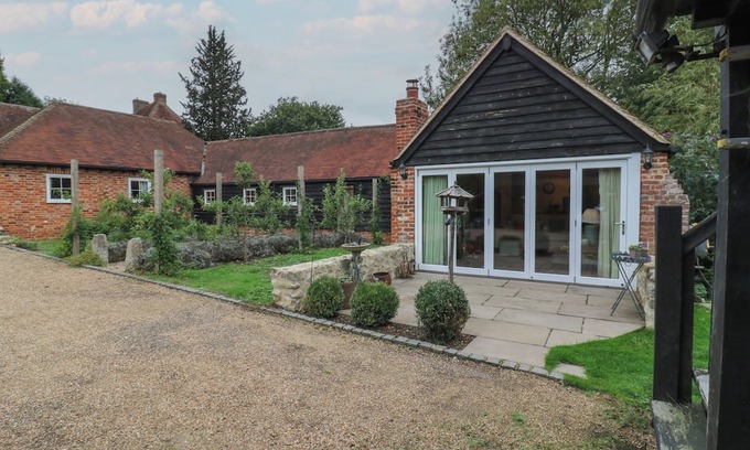 Five Oak Green Hütte | THE PIGGERY, with open fire in Kings Hill