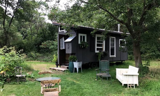Argyle Kabine | Gorgeous Tiny House Rental for a Glamping Getaway near Saratoga Springs in Upstate New York