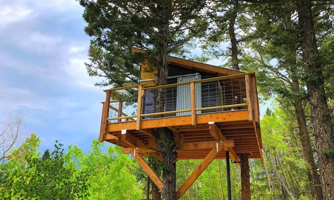 San Luis Kabine | Off-Grid yet Modern Tree House in the Sangre de Cristo Mountains, Colorado