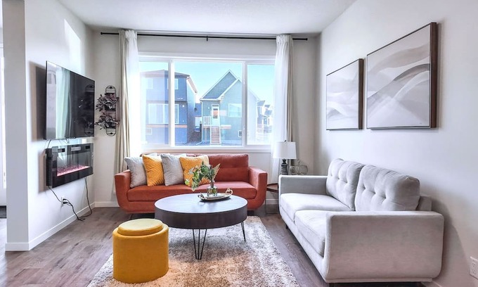 Keith Haus | New Modern 5BR|3.5BA|2 Living Rms|2Full Kitchen|Arcade Games|near Banff|Sleep10