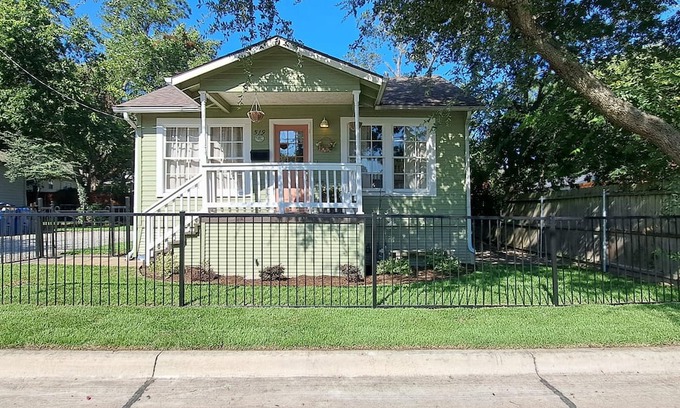 McKinney Hütte | Charming 3-bedroom cottage in McKinney with A/C three blocks from the square.
