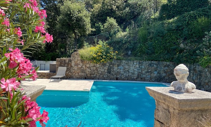 Tanneron Haus | Holiday Home 'Paisible Avec Piscine Privée' with Mountain View, Wi-Fi and Air Conditioning