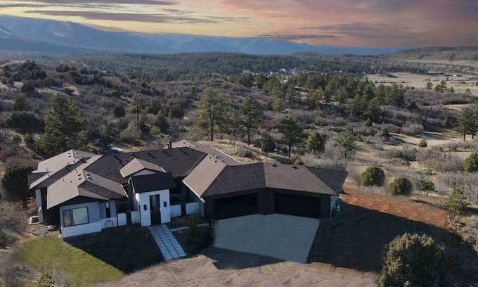 Larkspur Haus | Private, 36 Acres, 6 Kings, HotTub, Views, Clean