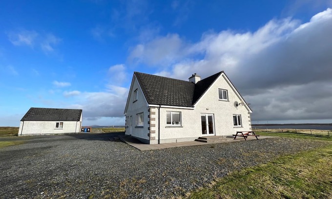 Homore Hütte | AIRIGH NAM FIADH, family friendly, with open fire in Creagorry