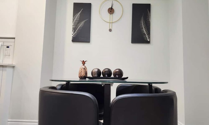 Chapel Hill South Haus | Peaceful place to stay in Ottawa