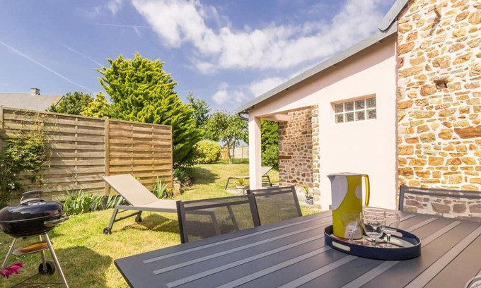 Creances Hütte | Family house near the beach with private garden in Créances, pets allowed
