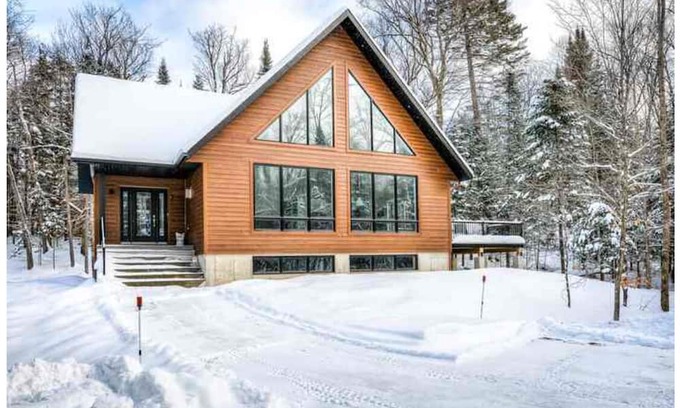 Lac Superieur Village Hütte | Modern Chalet 1.2KM to Tremblant's North Side!