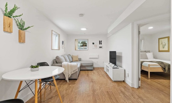 Sunnyside Haus | The Sunday | Charming Private Suite in Calgary