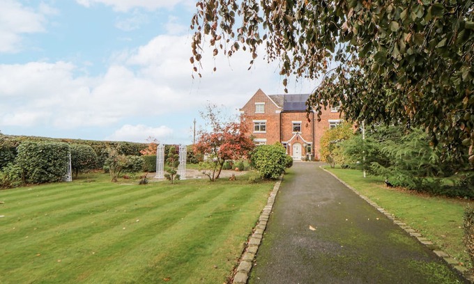 Winterley Hütte | THE HOUSE AT SCHOOL FARM, pet friendly, with hot tub in Haslington