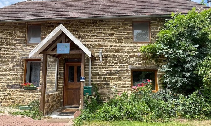 Mantilly Hütte | Spacious house with spa and garden in Normandy’s bocage