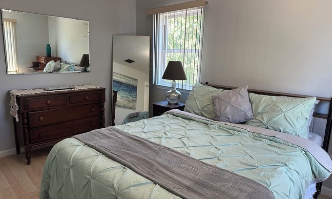 Alden Manor Haus | 2BR PRIV ENTRY 2nd floor of house in quiet neighborhood, close to everything!!