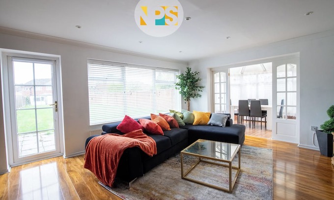 Marston Green Villa | The Laurels - HS2 Contractors, NEC, BHX Airport Stays, Sleeps 12, Free Parking