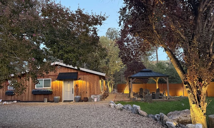 Douglas Flat Hütte | A 2 Bedroom 1 Bath Country Style Cottage just down the road from Murphys.