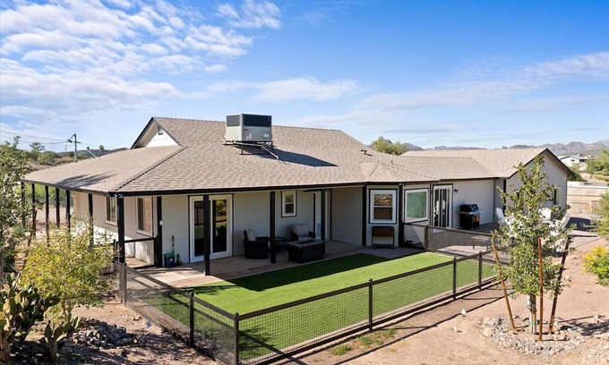 Queen Valley Haus | Luna Mesa/Private Back Yard, Pet Friendly, Telescope and Stargazing