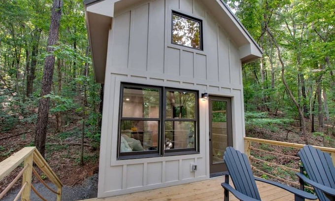 Groveoak Kabine | Pet-Friendly Tree House Great for a Relaxing Escape in Alabama