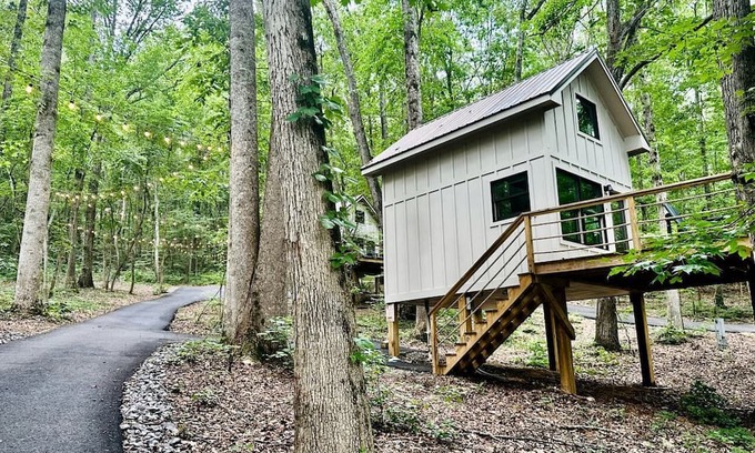 Groveoak Kabine | Breathtaking Treehouse with Barbecue and Hot-tub in Scottsboro, Alabama