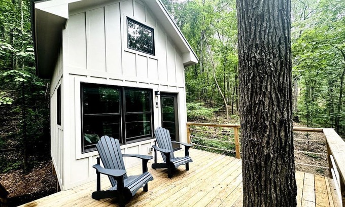 Groveoak Kabine | Off-grid Tree House Suitable for Four in Alabama