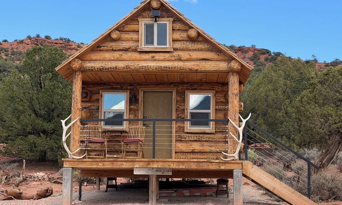 Torrey Kabine | Pioneer Cabin at Lion Mountain Retreat on 10 Acres Surrounded by Public Land