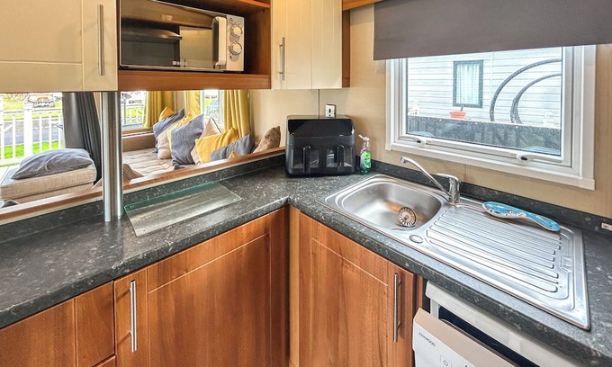 Burnham-on-Sea Wohnung | Spacious caravan sleeps six, with private decking and master ensuite.