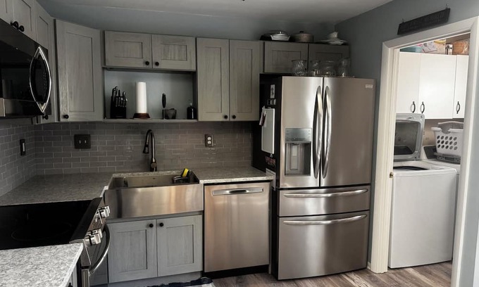 Valley Forge Haus | BR to rent, shared space with owner. Townhome, limited weights for exercise. Dog