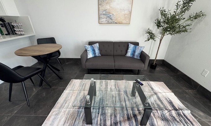 Clewiston Wohnung | Clewiston Comfort #7 – Contemporary 1BR Gem