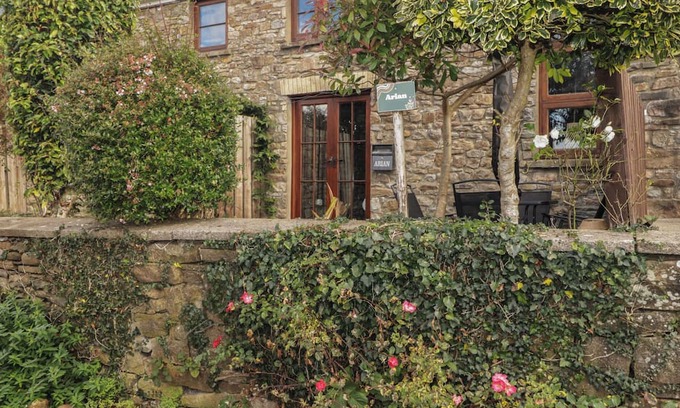 Cwmbach Hütte | ARIAN, pet friendly, character holiday cottage in Aberdare