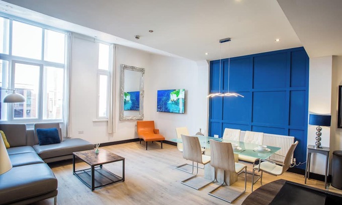 Warrington Wohnung | Modern Skylight Suite | Central Warrington Stay