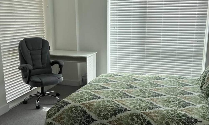 Cambridge Wohnung | Spacious modern flat with balcony, free parking and great access